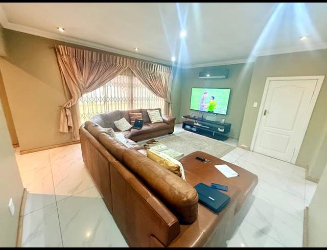 5 BEDROOM HOUSE FOR SALE IN FLORA GARDENS